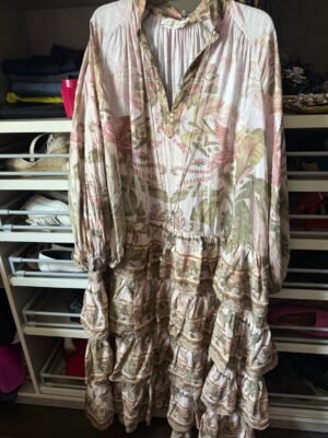 Платье Zimmermann бохо-макси с ярусами и пастельным цветочным принтом, размер M–L, 700 ₪.