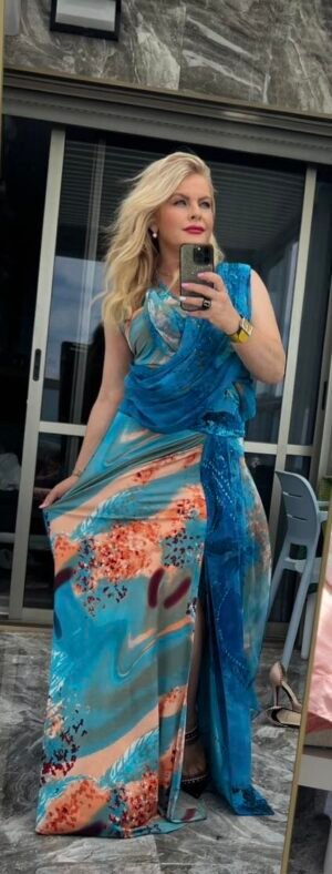 Orna Farho — шифоновое платье с накидкой (абстрактный океан, бирюза/коралл), размер M–L — 550 ₪ | Orna Farho — שמלת שיפון עם שכמייה (הדפס אוקיינוס, טורקיז/קורל), מידה M–L — ‎550 ₪ | Julia Raskin Style