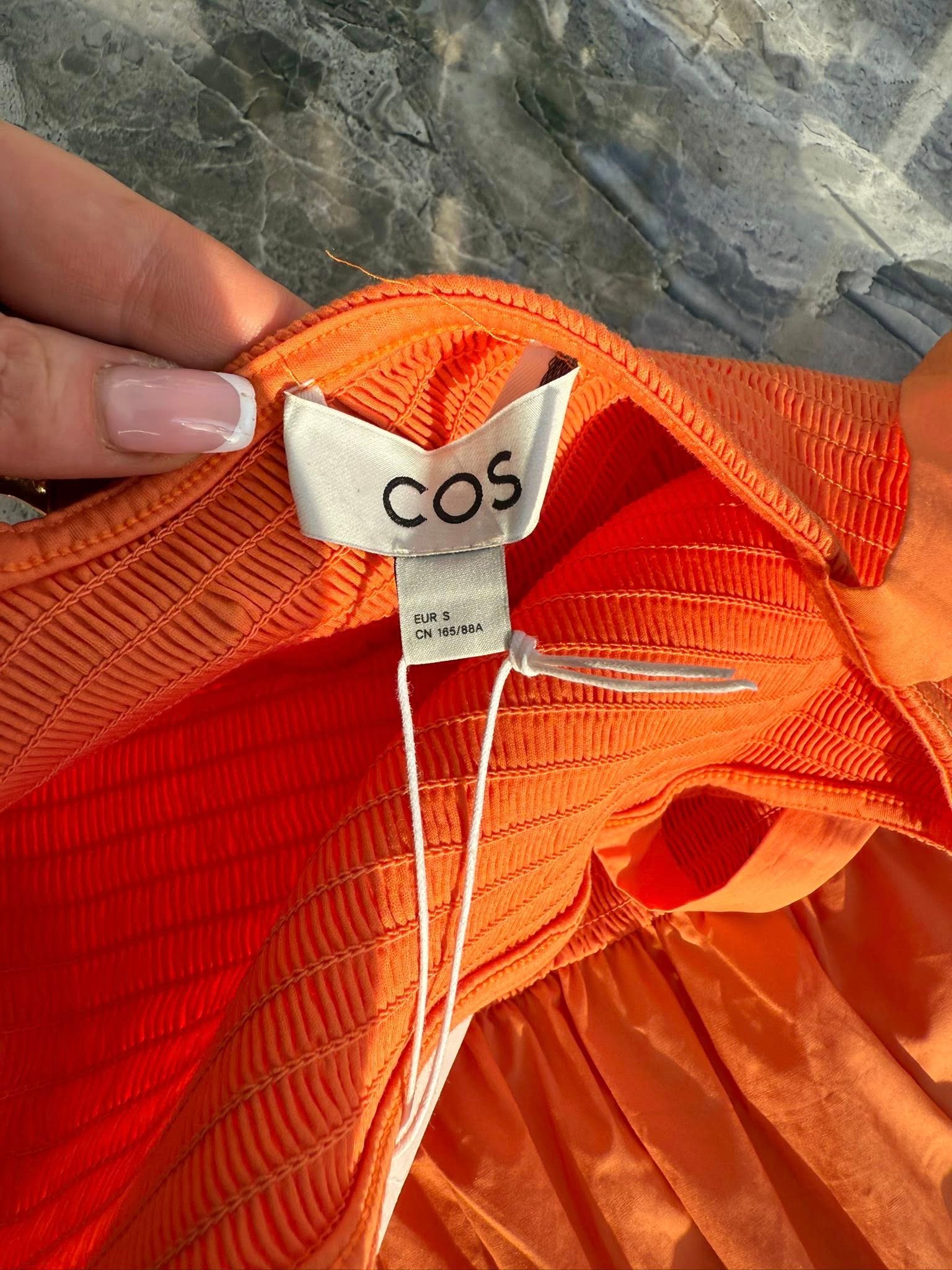 COS — оранжевое платье с эластичным корсажем и завязками — 250 ₪ | COS — שמלת קיץ כתומה עם חלק עליון מכווץ (smocked) וקשרי כתפיים — 250 ₪ | Julia Raskin Style - Image 2