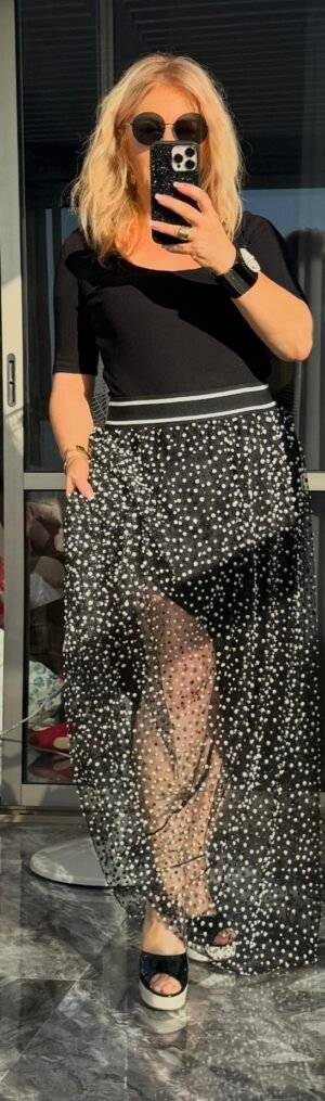 Чёрная тюлевая юбка в белый горошек, размер L–XL, 250 ₪.