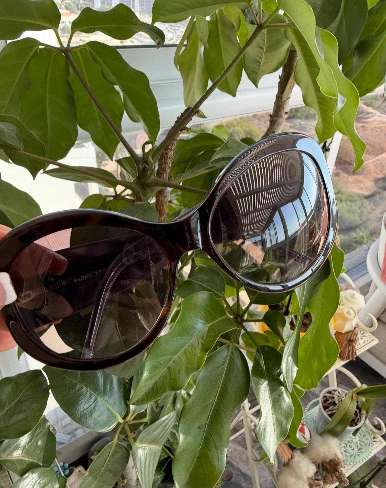 Valentin Yudashkin — солнцезащитные очки oversize с декором на дужках (модель 4178 C04), 450 ₪ | Valentin Yudashkin — משקפי שמש אוברסייז עם דפנות מעוטרות (דגם 4178 C04), 450 ₪ | Julia Raskin Style - Image 2