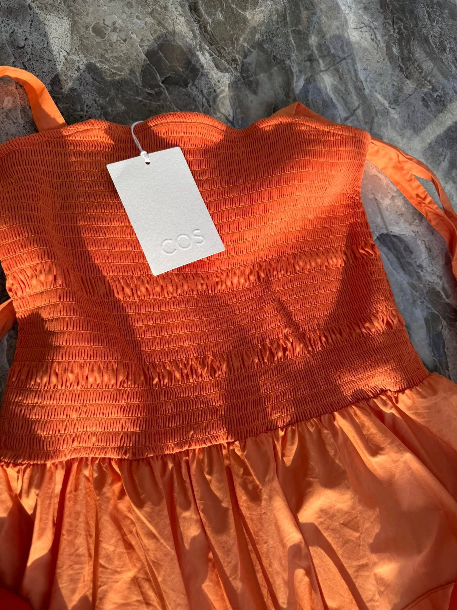 COS — оранжевое платье с эластичным корсажем и завязками — 250 ₪ | COS — שמלת קיץ כתומה עם חלק עליון מכווץ (smocked) וקשרי כתפיים — 250 ₪ | Julia Raskin Style - Image 3