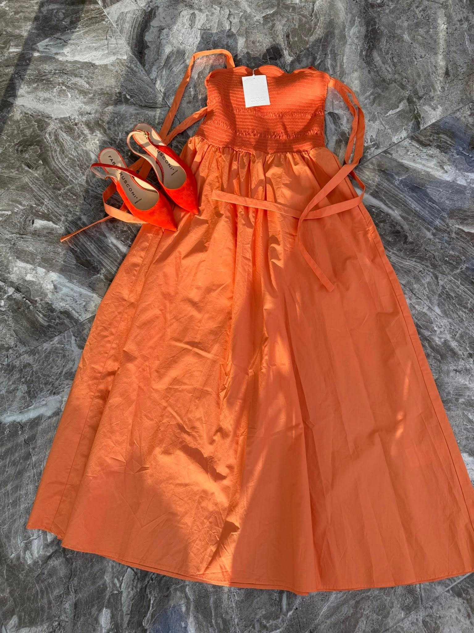 COS — оранжевое платье с эластичным корсажем и завязками — 250 ₪ | COS — שמלת קיץ כתומה עם חלק עליון מכווץ (smocked) וקשרי כתפיים — 250 ₪ | Julia Raskin Style - Image 4