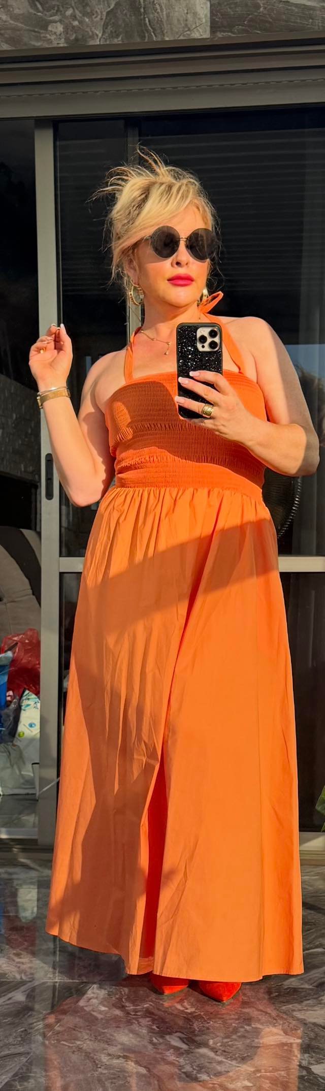 Оранжевое платье COS с эластичным корсажем (smocked), завязками и объёмной юбкой, размер S–M, 250 ₪.