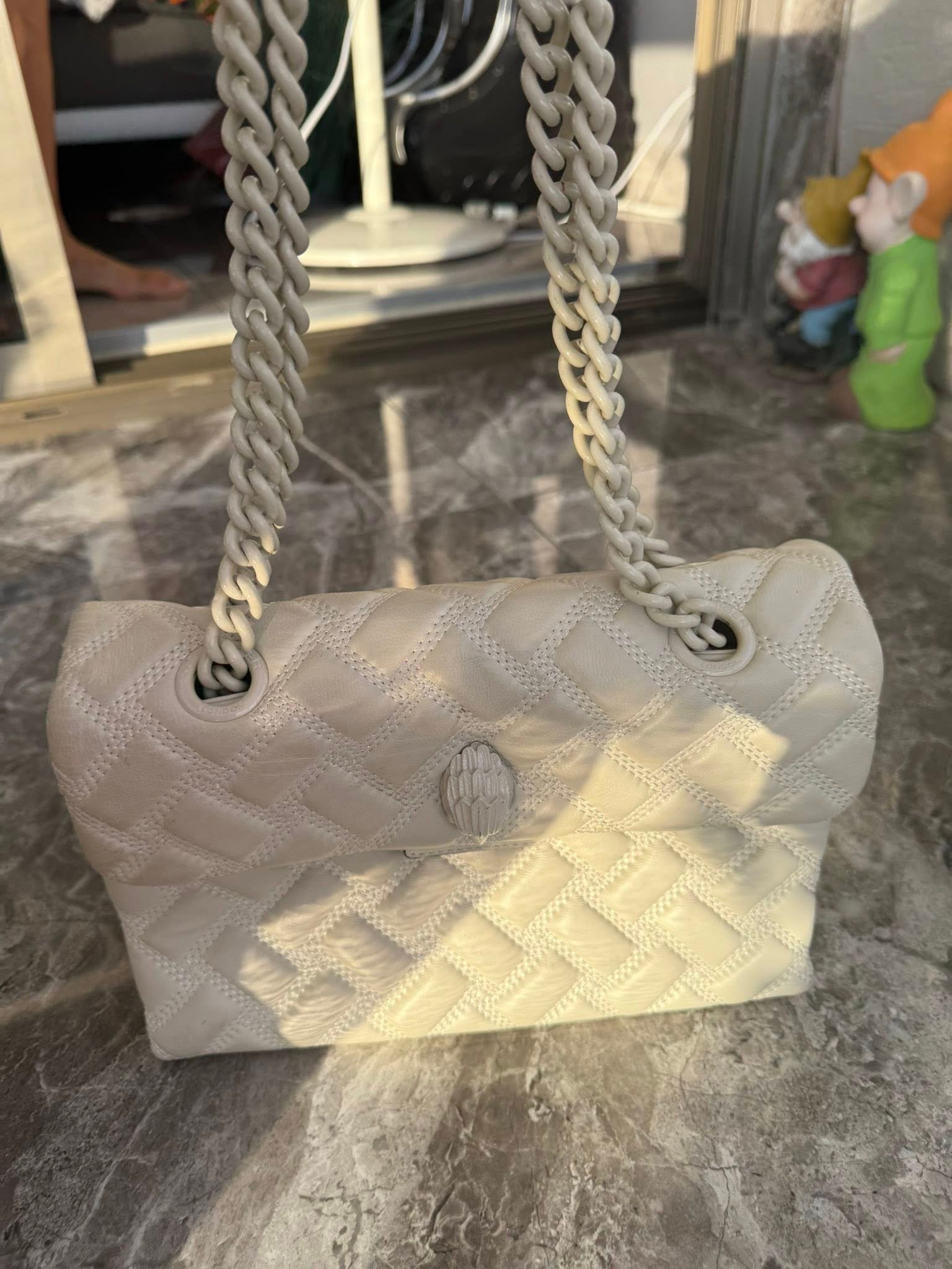 Kurt Geiger London — белая сумка с плетёной простёжкой и цепочной ручкой — 500 ₪ | Kurt Geiger London — תיק כתף לבן עם טקסטורת קווילט ושרשרת תואמת — 500 ₪ | Julia Raskin Style - Image 3