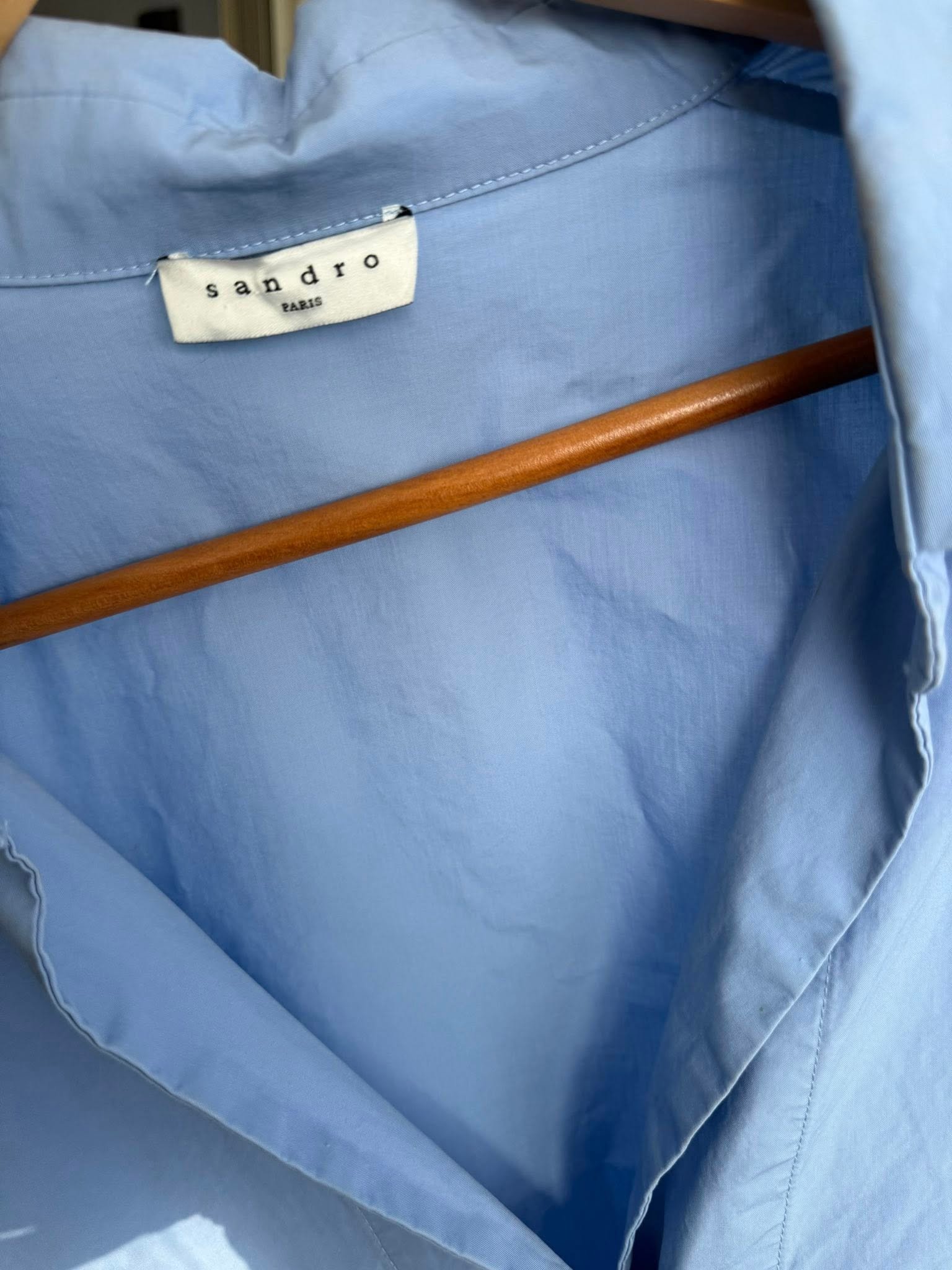 Sandro — голубое платье-рубашка мини с оборкой, размер M — 400 ₪ | Sandro — שמלת חולצה מיני תכולה עם כיווץ בשוליים, מידה M — 400 ₪ | Julia Raskin Style - Image 2