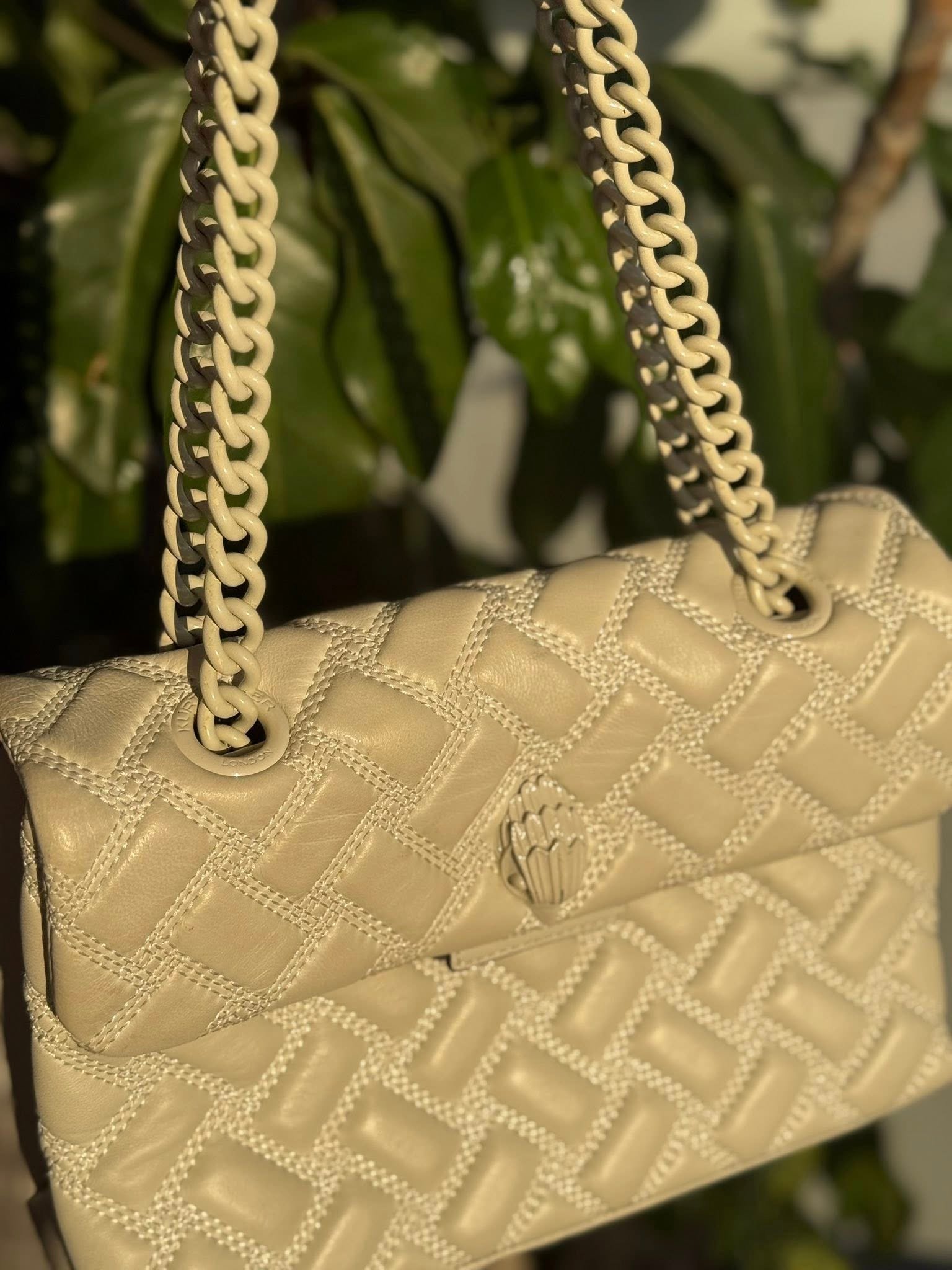 Kurt Geiger London — белая сумка с плетёной простёжкой и цепочной ручкой — 500 ₪ | Kurt Geiger London — תיק כתף לבן עם טקסטורת קווילט ושרשרת תואמת — 500 ₪ | Julia Raskin Style - Image 2