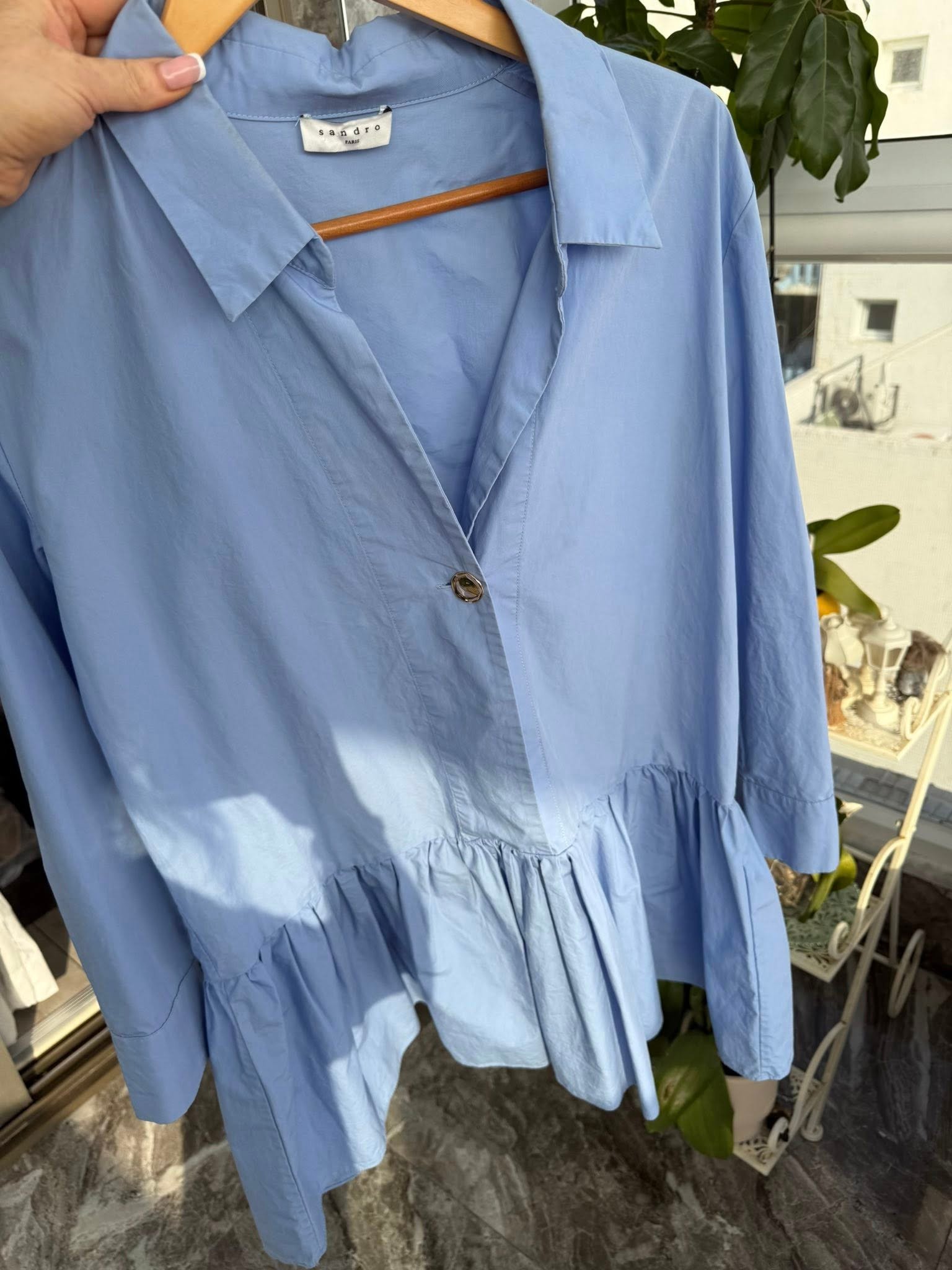 Sandro — голубое платье-рубашка мини с оборкой, размер M — 400 ₪ | Sandro — שמלת חולצה מיני תכולה עם כיווץ בשוליים, מידה M — 400 ₪ | Julia Raskin Style - Image 3