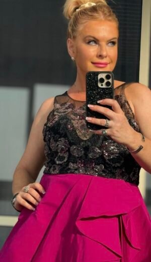 Marchesa Notte коктейльное платье с цветочной вышивкой и фуксиевой юбкой, размер M, 550 ₪.