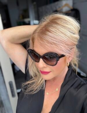 Prada чёрные солнцезащитные очки с изогнутыми дужками, коричневые градиентные линзы, 500 ₪.