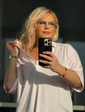 Блузка-поло Majestic Filatures нежно-розовая из мягкого хлопка, размер M–L, 300 ₪.