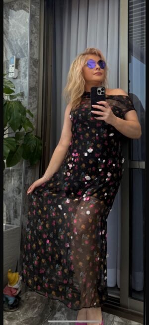 Платье Dolce & Gabbana из чёрной прозрачной сетки с цветочными аппликациями, размер S–M, 800 ₪.