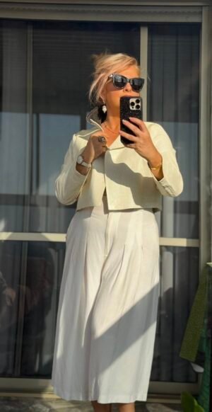 Укорочённый перфорированный кожаный жакет Simona Corsellini молочный с чёрным, 1100 ₪.