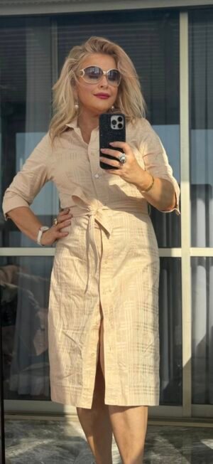 Платье-рубашка Burberry нюд с тональным чек-джаккардом, размер S–M, 600 ₪.