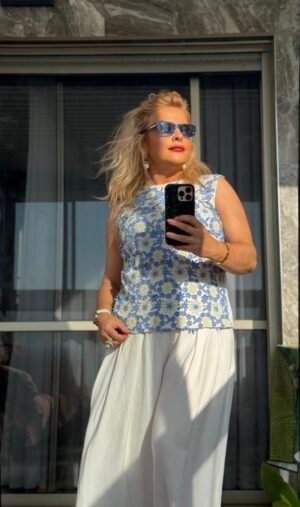 Майка Prada белая с голубой и жёлтой вышивкой, размер M, 350 ₪.