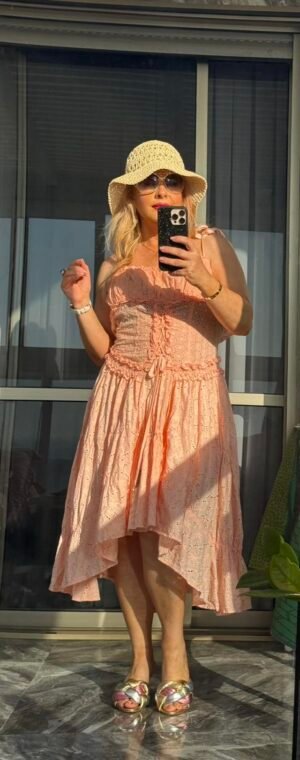 Персиковое платье W Les Femmes из ажурной ткани с корсетной шнуровкой и асимметричным низом, размер S–M, цена 500 ₪.