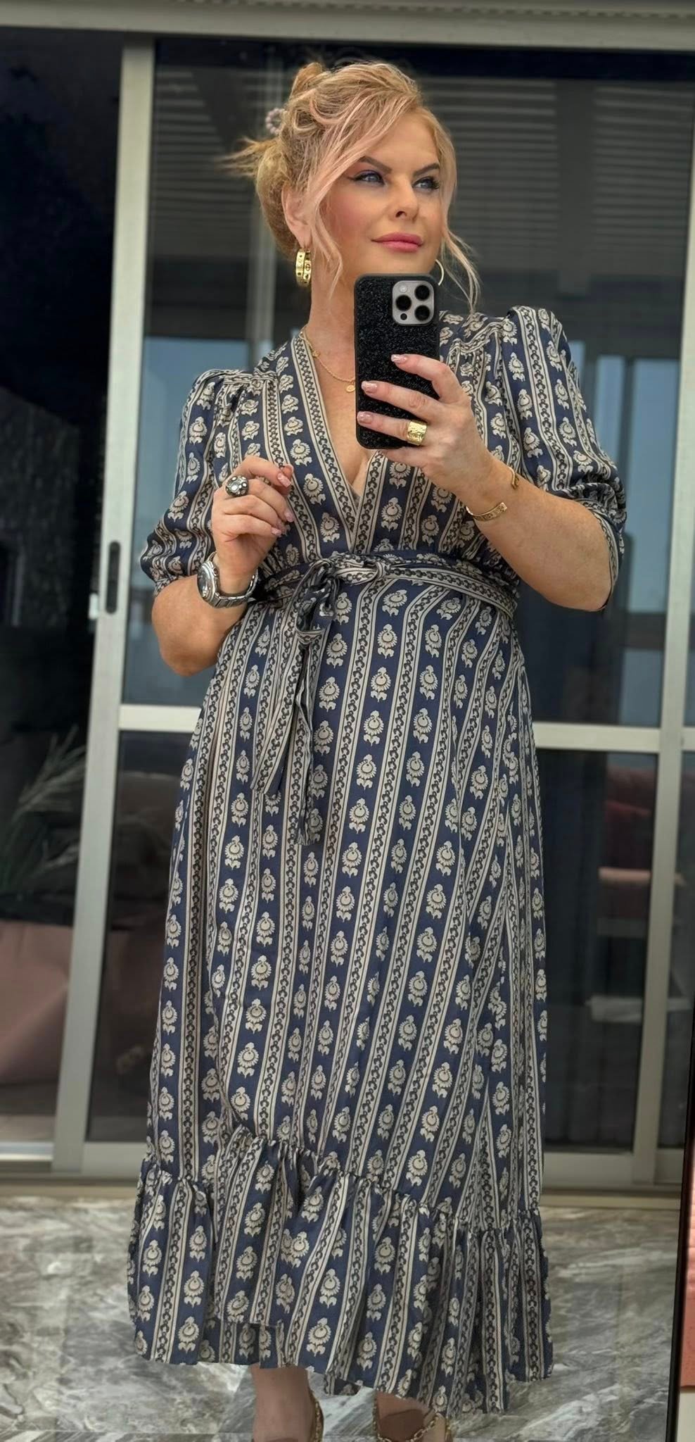 Шёлковое платье-кимоно Sandro с поясом, тёмно-синий с бежевым орнаментом, размер S–M, цена 600 ₪.