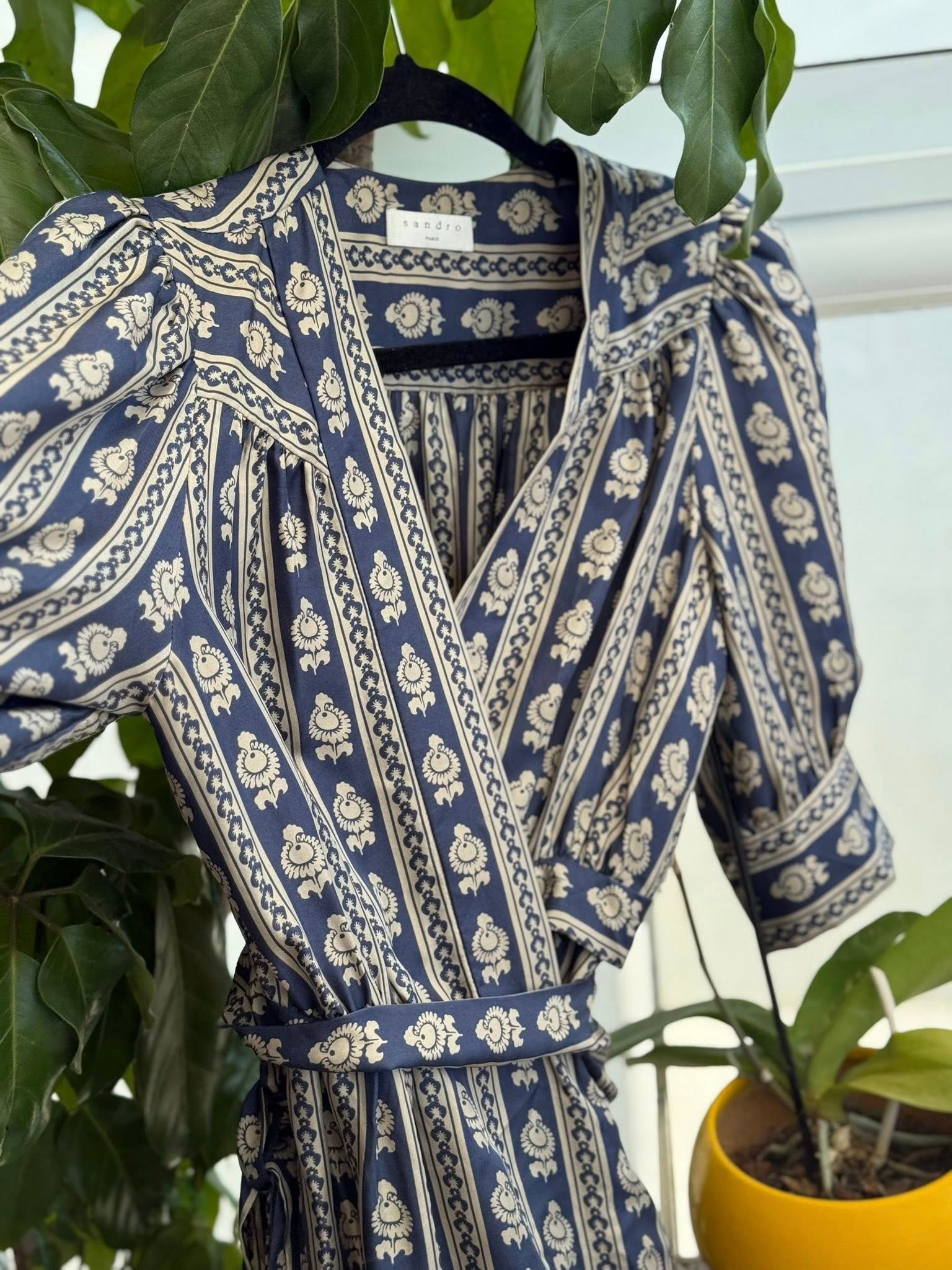 Sandro — шёлковое платье-кимоно с поясом и принтом — 600 ₪ | Sandro — שמלת משי מעטפת עם חגורה והדפס — 600 ₪ | Julia Raskin Style - Image 4