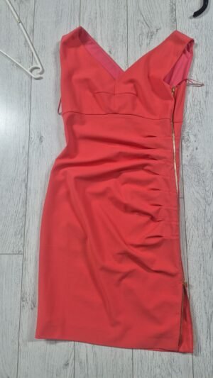 Платье Escada коралловое, футляр с драпировкой и боковой молнией, размер S, 550 ₪.