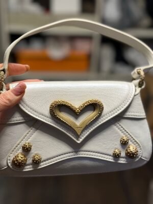 Белая мини-сумка Pinko с сердечком и золотистым декором, 500 ₪.