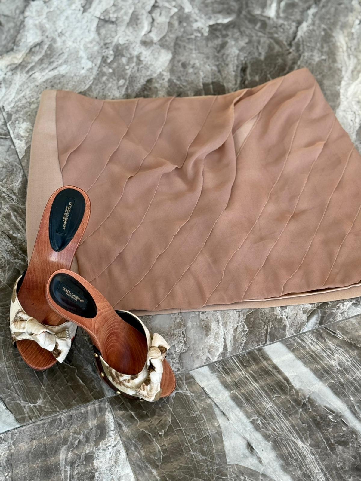 Elisabetta Franchi — нюдовая мини-юбка с волнистой декоративной строчкой — 300 ₪ | Elisabetta Franchi — חצאית מיני ניודית עם תפר דקורטיבי גליי — 300 ₪ | Julia Raskin Style