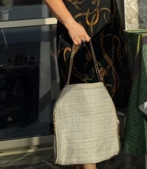 «Веганская сумка Stella McCartney светлого цвета с золотистой цепью — 1000 ₪».