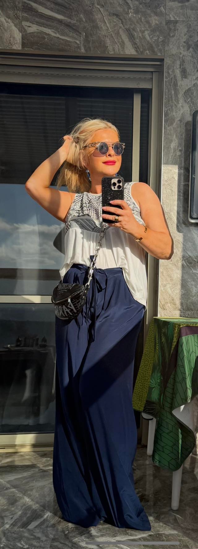 «Тёмно-синие шёлковые брюки Roberto Cavalli с поясом-ленточкой — 600 ₪».