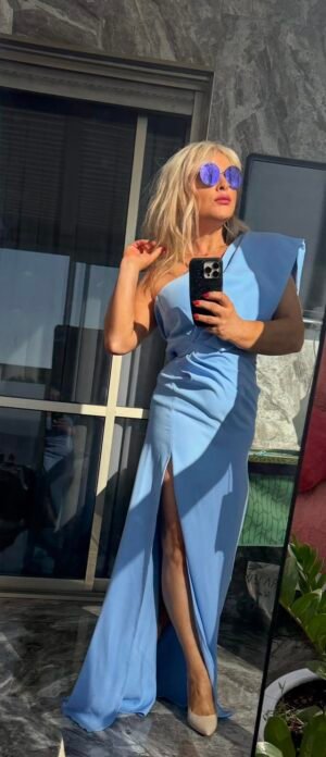 Нежно-голубое вечернее платье на одно плечо с высоким разрезом, длина в пол — размер S, 1200 ₪