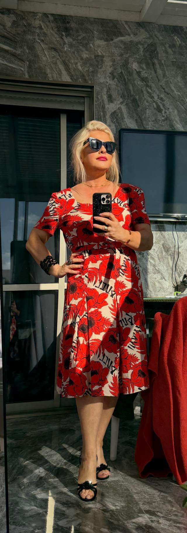 «Платье Roberto Cavalli с тропическими и леопардовыми принтами, приталенный верх и плиссированная расклёшенная юбка — 800 ₪».