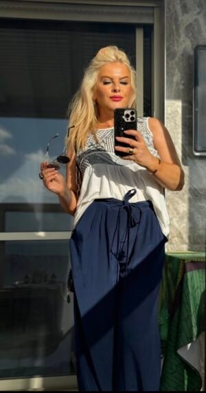 «Белая майка Max Mara с тёмной графичной вышивкой, свободный силуэт, размер M–L — 250 ₪».