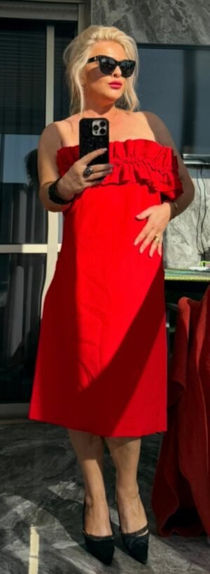 «Красное платье Anne Fontaine Petunia с воланами и открытыми плечами, миди — 600 ₪».