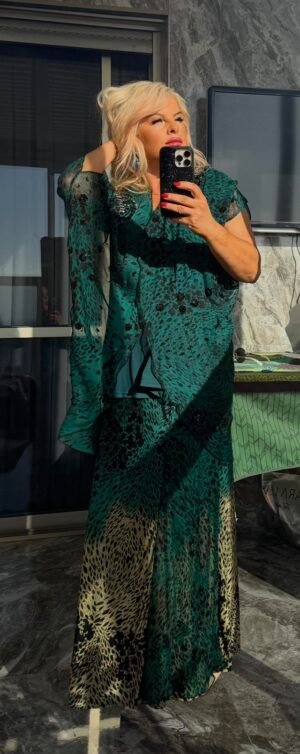 «Костюм-тройка Orna Farho малахитового цвета: юбка-макси, накидка с вышивкой и кристаллами, размер L–XL».