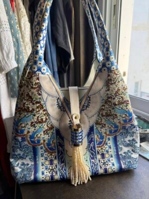 «Бело-голубая сумка с кристаллами и жемчужной кистью — 450 ₪».