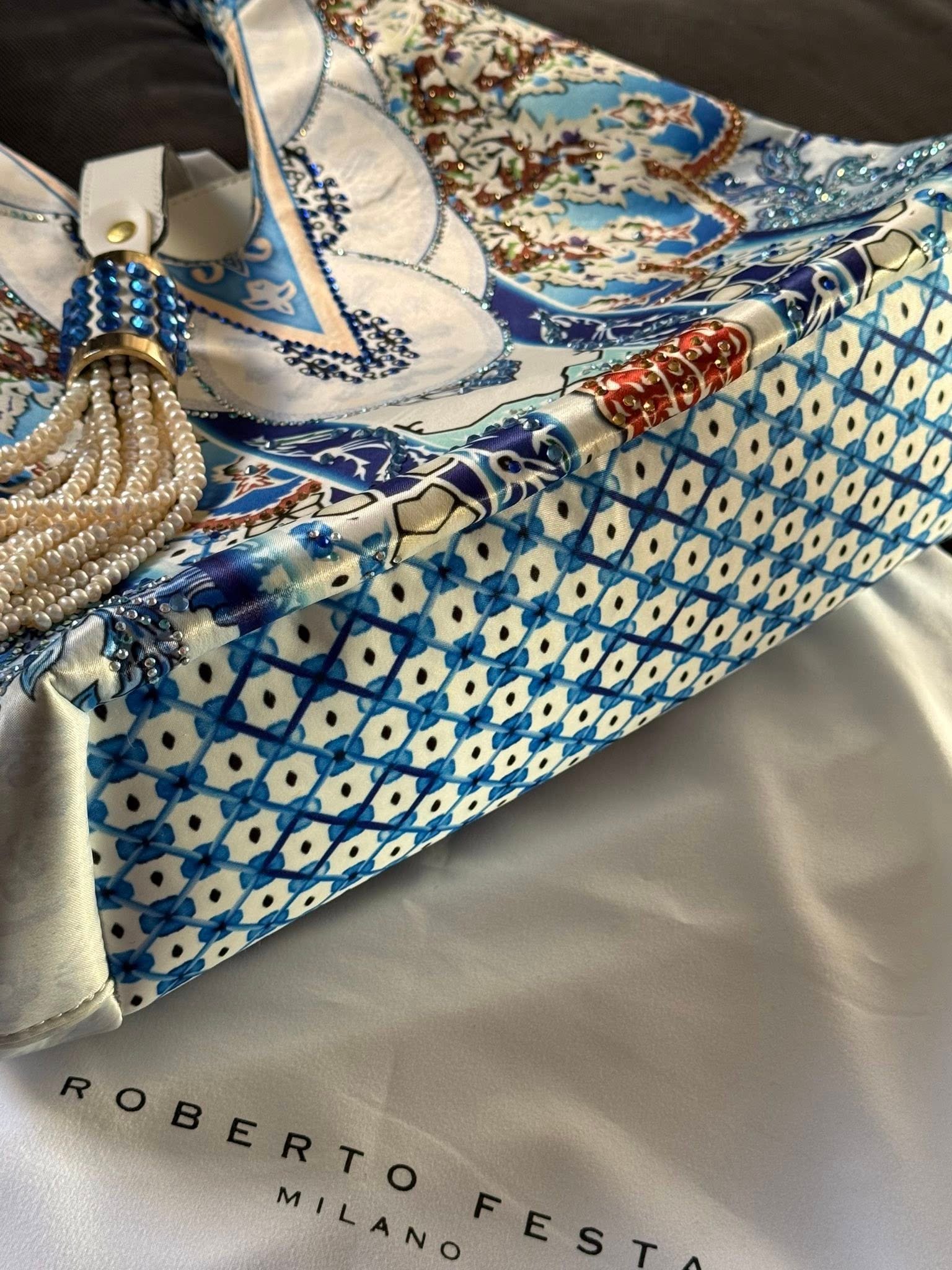 Сумка в бело-голубых тонах с жемчужной кистью и кристаллами — 450 ₪ | תיק כחול-לבן עם תליון פנינים וקריסטלים — 450 ₪ | Julia Raskin Style - Image 3