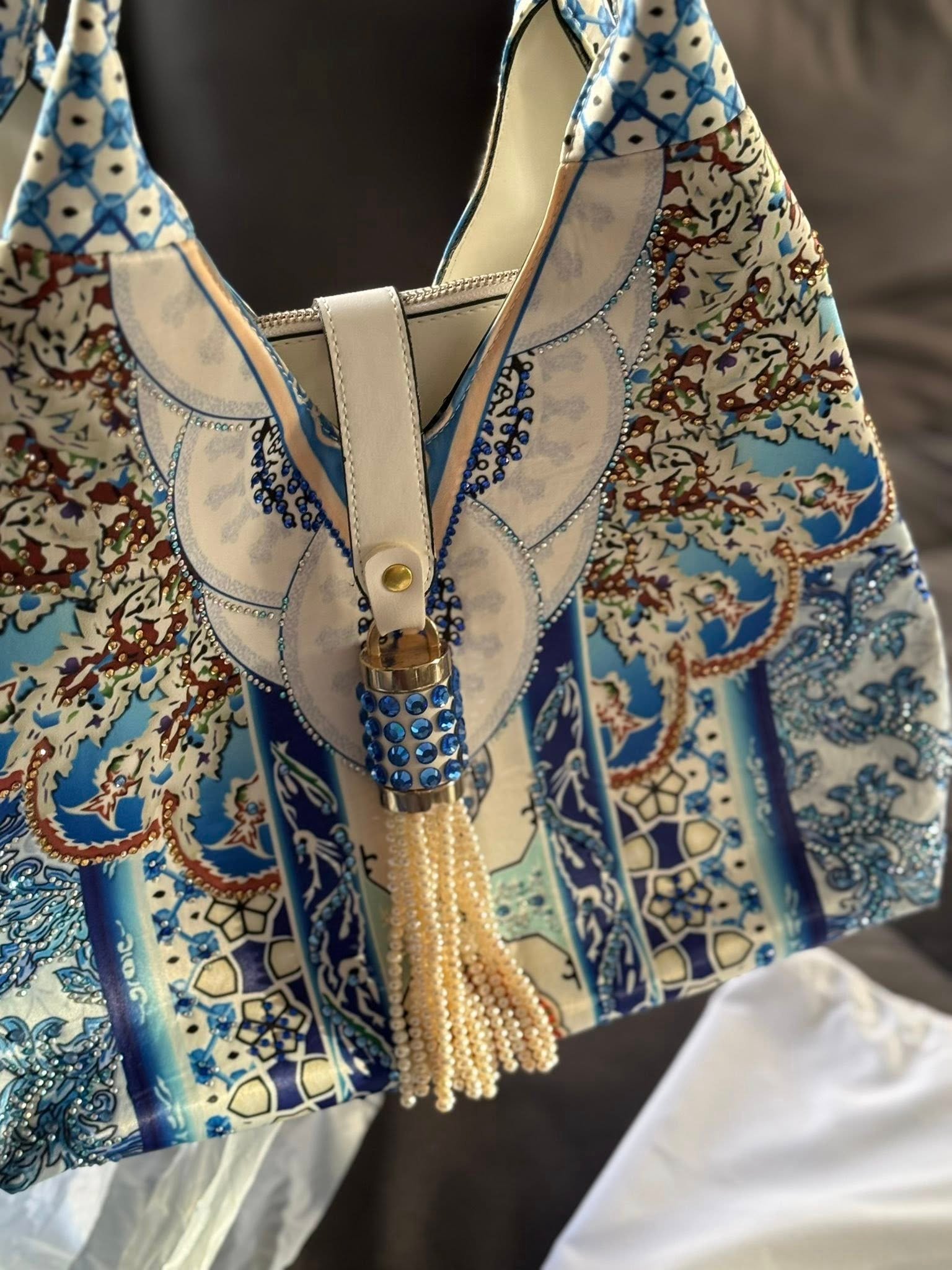 Сумка в бело-голубых тонах с жемчужной кистью и кристаллами — 450 ₪ | תיק כחול-לבן עם תליון פנינים וקריסטלים — 450 ₪ | Julia Raskin Style - Image 4