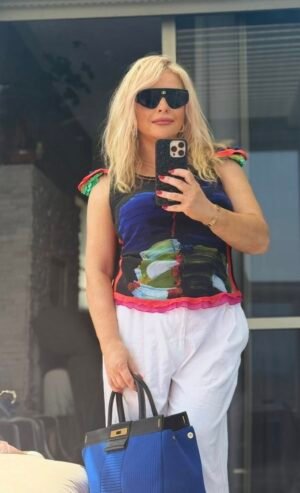 «Топ Tricot Chic с художественным принтом и волнистой отделкой — 250 ₪».