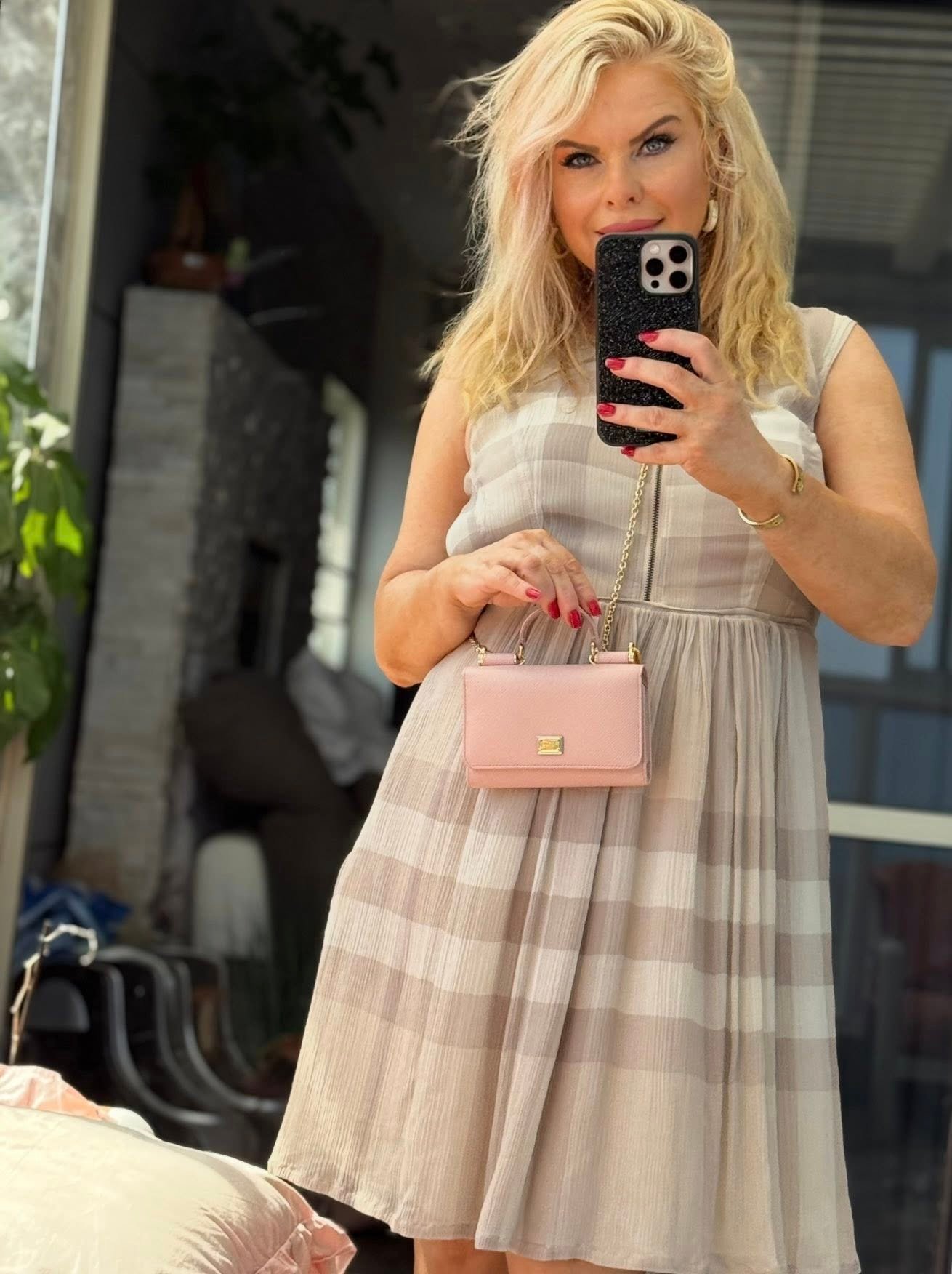 «Кошелёк-сумка Dolce & Gabbana в пудрово-розовом цвете, зернистая кожа, логотип и цепочка — 800 ₪».