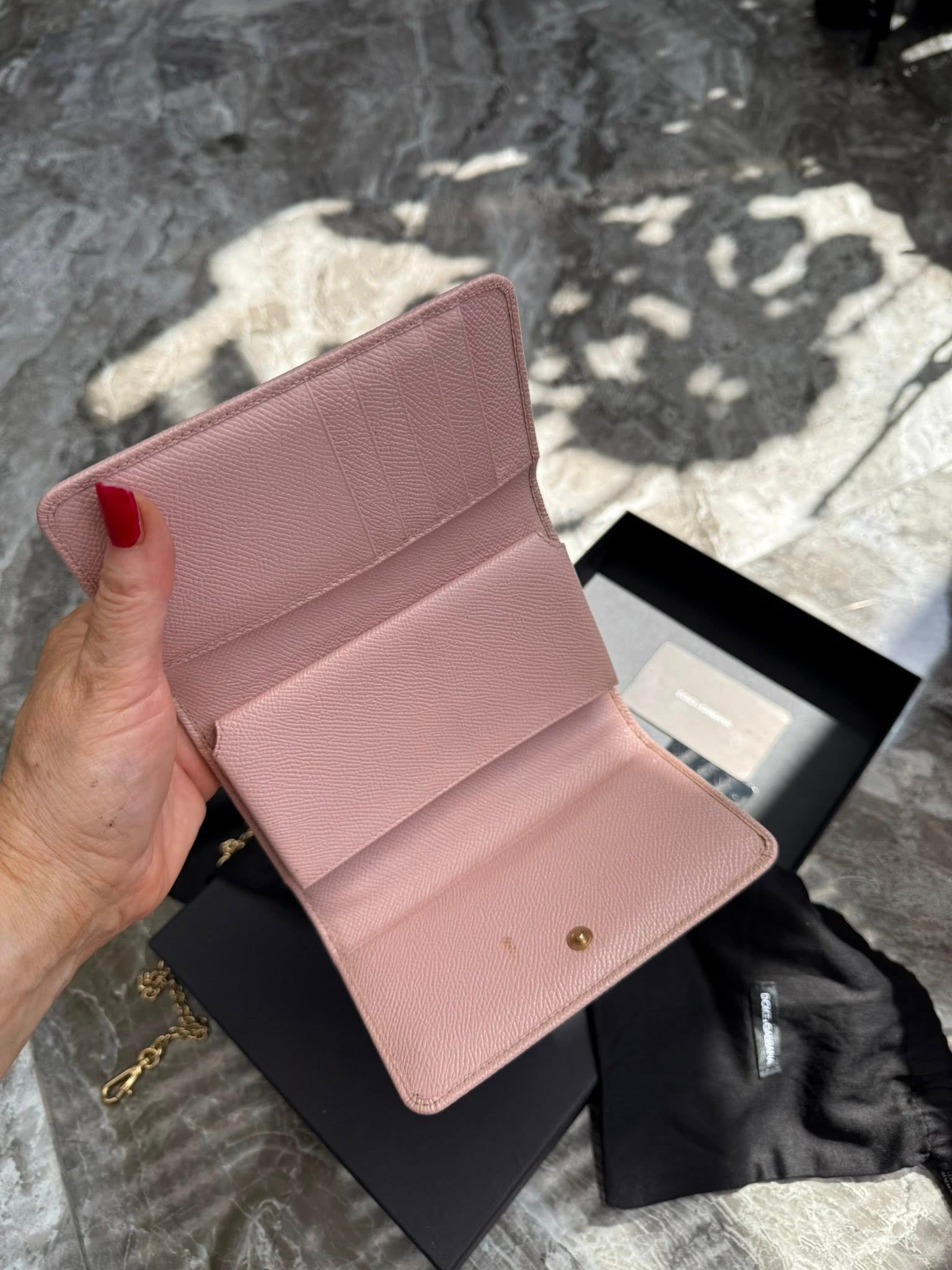 Dolce & Gabbana — кошелёк-сумка на цепочке, пудрово-розовый, зернистая кожа — 800 ₪ | Dolce & Gabbana — ארנק-תיק על שרשרת בצבע ורוד פודרה, עור גרגירי — 800 ₪ | Julia Raskin Style - Image 2