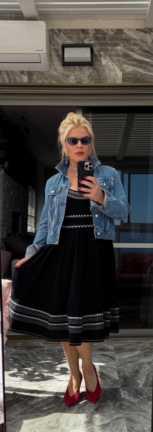 «Чёрное шерстяное платье миди Onne Fontaine с белым геометрическим кантом — 250 ₪».