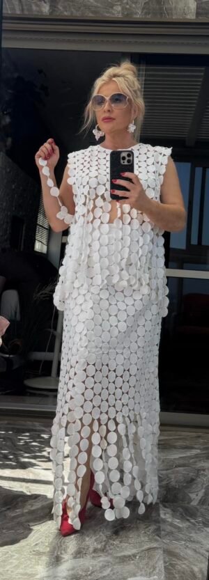 «Белый комплект из блузки и юбки с 3D-аппликацией кругов, размер M — 700 ₪».