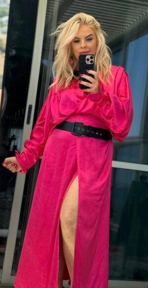 «Вечернее платье Dana Ashkenazi цвета фуксии с объёмными рукавами и высоким разрезом — размер S–M, цена 500 ₪».