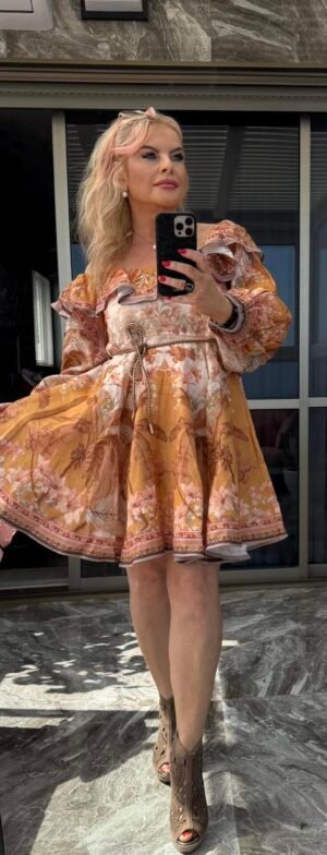 Короткое платье в тёплых осенних оттенках с цветочным узором — 1100 ₪