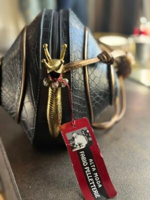 Fabio Pelletterie Italy — сумка в форме улитки, чёрная с золотистыми деталями — 750 ₪ | Fabio Pelletterie Italy — תיק בצורת חלזון, שחור עם פרטים מוזהבים — ‎750 ₪ | Julia Raskin Style