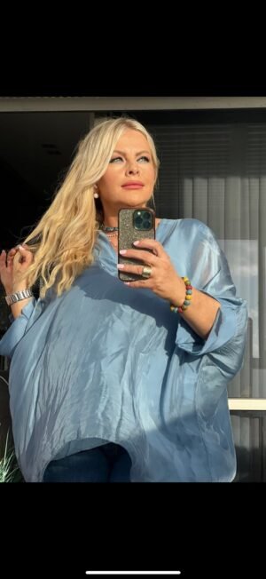 Голубая блузка из вискозы свободного кроя, размер M — 300 ₪