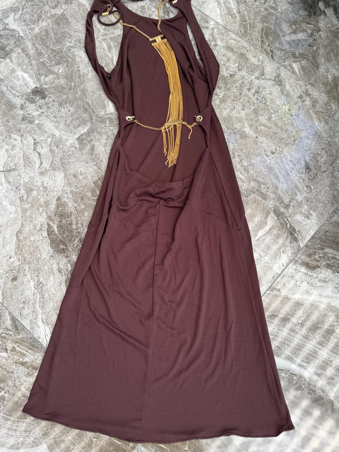 Elisabetta Franchi шоколадное платье с золотыми цепочками на спине