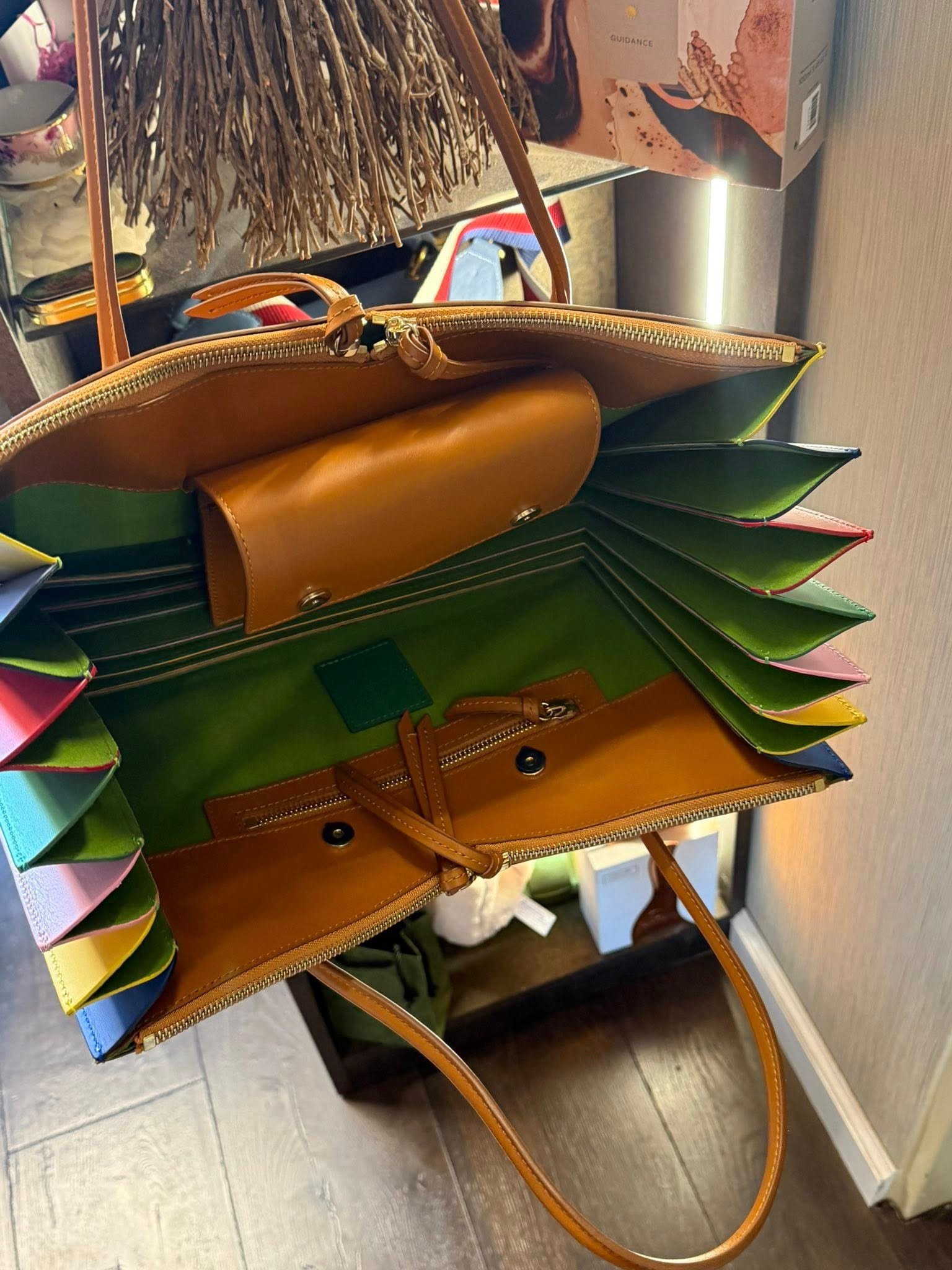 Sara Battaglia, кожаная сумка, дизайнерская сумка, люксовая мода, песочная сумка, цветной интерьер, second hand, премиум аксессуары, Ашкелон, Тель-Авив, Реховот, תיקי מותגים, תיקי עור, אופנה יד שנייה