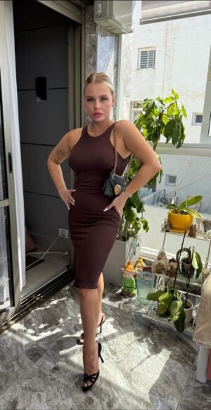 Elisabetta Franchi шоколадное платье с золотыми цепочками на спине