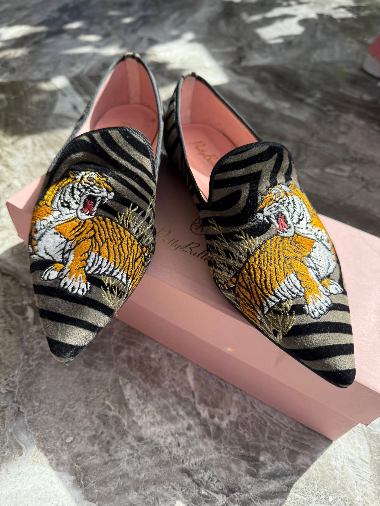 Pretty Ballerinas, лоферы зебра с вышивкой тигра, размер 38