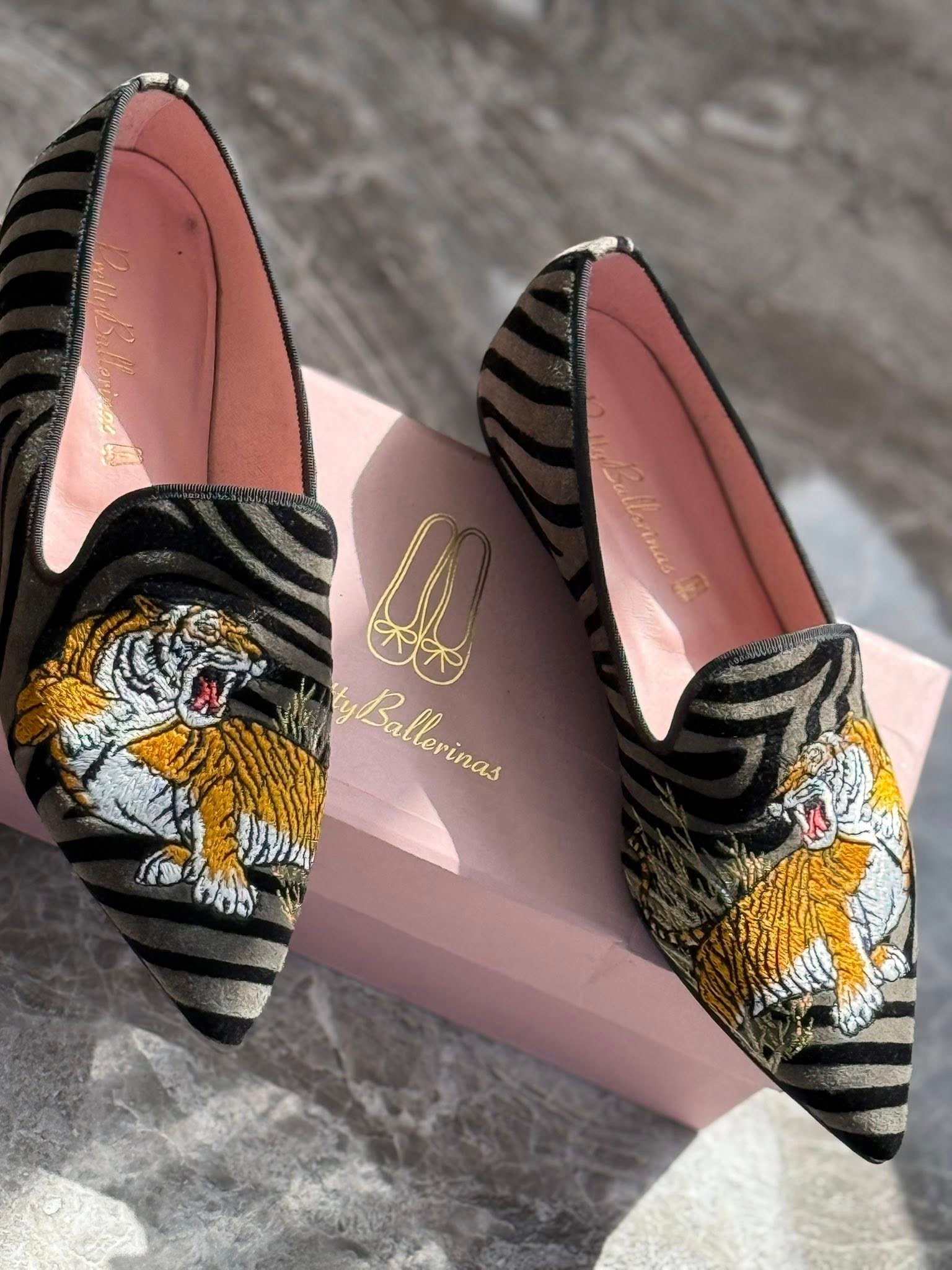 Pretty Ballerinas, лоферы зебра с вышивкой тигра, размер 38