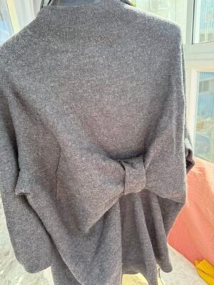 Тёплый свитер COS серого цвета с бантом сзади, фото на вешалке